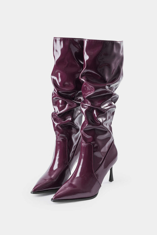Botas de cuero sintético con pliegues y punta afila