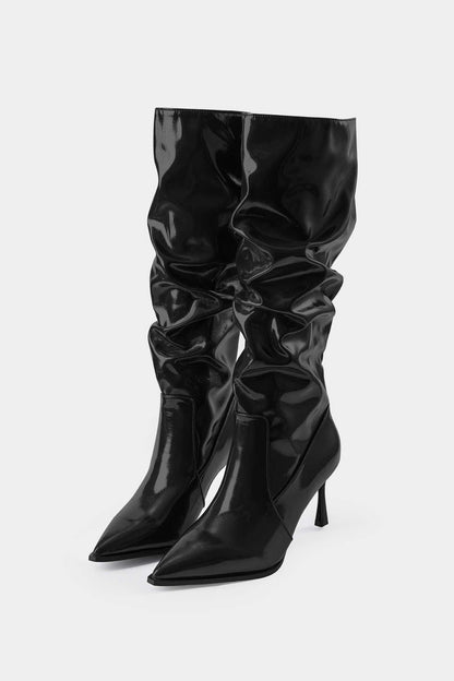 Botas de cuero sintético con pliegues y punta afila