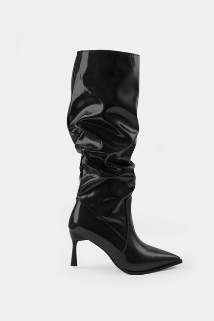 Botas de cuero sintético con pliegues y punta afila