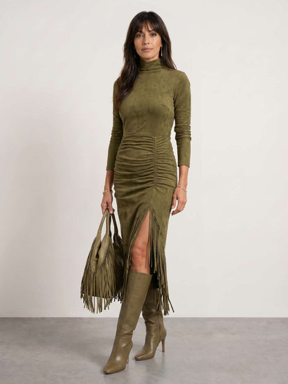 Vestido cuello alto drapeado con flecos