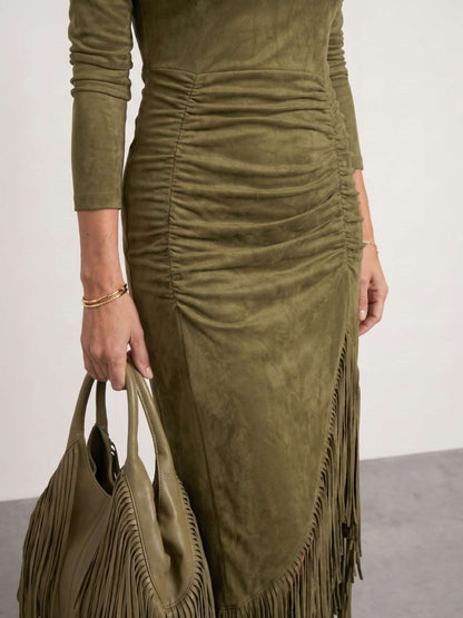 Vestido cuello alto drapeado con flecos