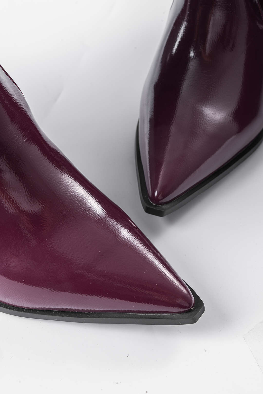 Botas de cuero sintético con pliegues y punta afila