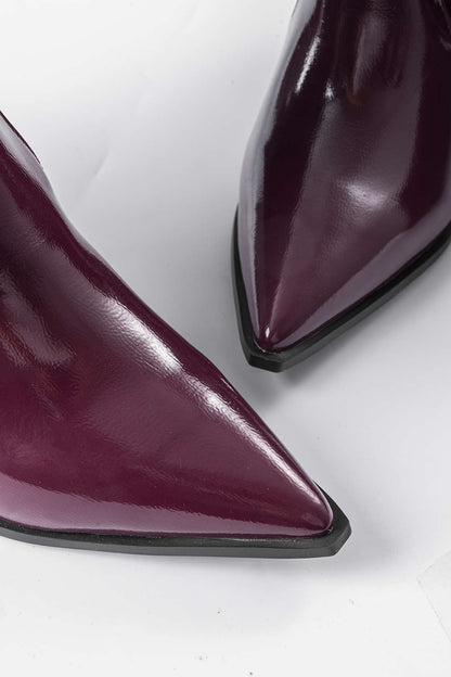 Botas de cuero sintético con pliegues y punta afila