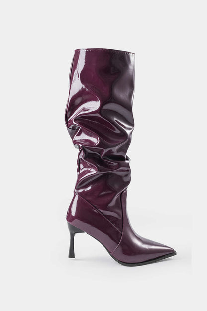 Botas de cuero sintético con pliegues y punta afila
